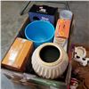 Image 2 : 2 TRAYS OF CERAMICS, PITCHER, AINSLEY FASE
