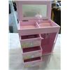 Image 2 : 2 MUSICAL JEWELLERY BOXES