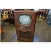 Image 3 : ANTIQUE TV IN WOOD CASE