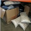 Image 1 : SUPPORT PILLOWS AND THROW PILLOWS