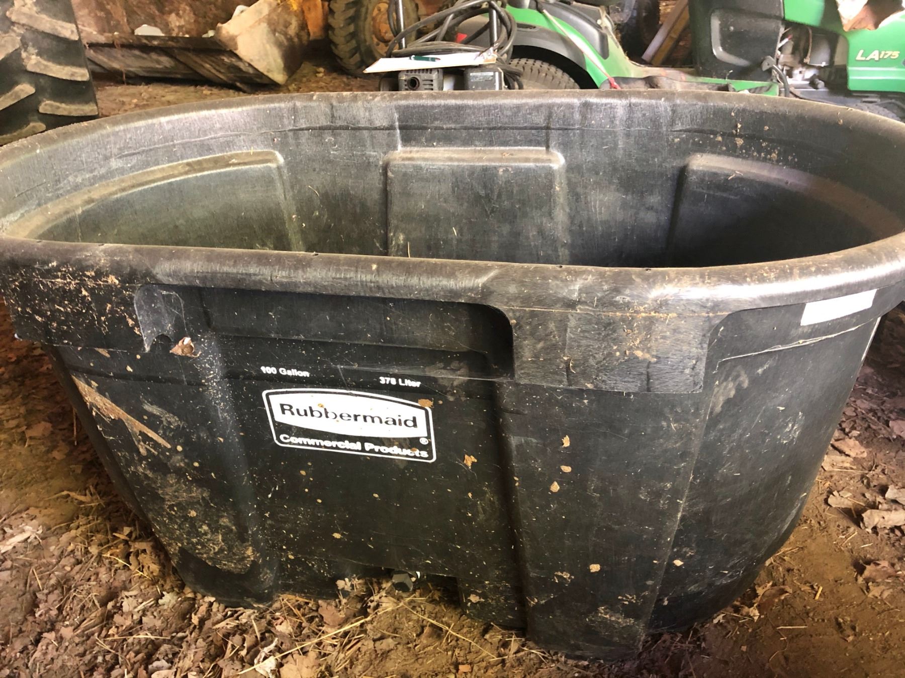 RUBBERMAID 100 GAL WATER TROUGH