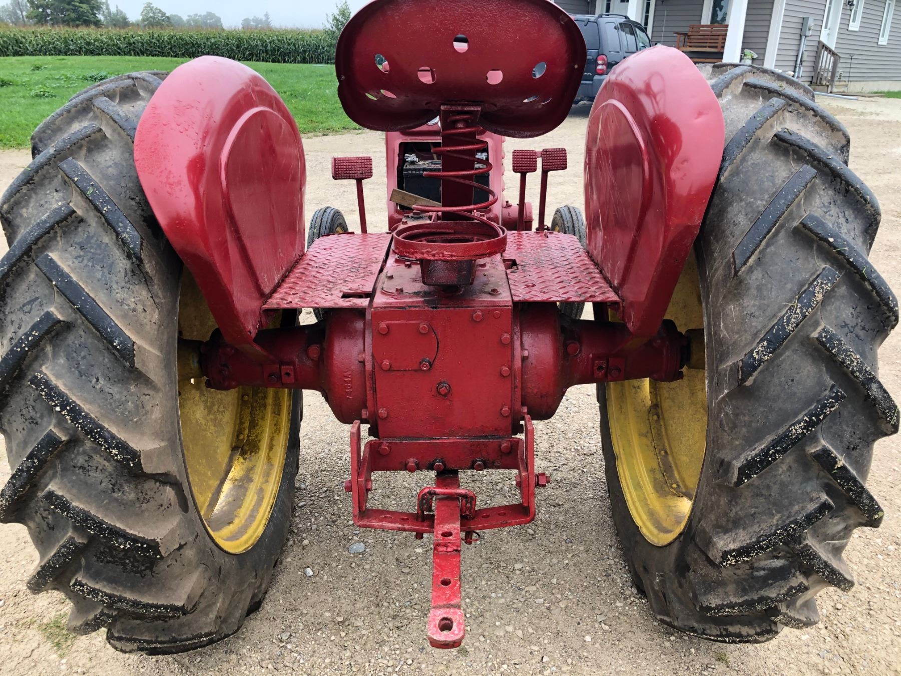 MASSEY HARRIS 81 ANTIQUE TRACTOR 1941 Kidd Family Auctions massey-harris-81-antique-tractor-1941-kidd-family-auctions