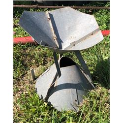 GRAIN BIN SPREADER HOPPER