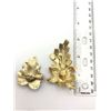 Image 5 : 2 GOLD BROOCHES W FLOWER/FAUX PEARL