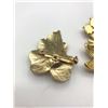 Image 6 : 2 GOLD BROOCHES W FLOWER/FAUX PEARL