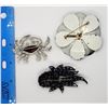 Image 3 : 3-VINTAGE BROOCHES: (1)SILVER TONED CRAB