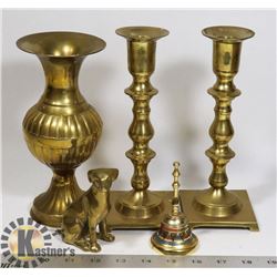 FLAT OF ASSORTED VINTAGE BRASS DÉCOR PIECES