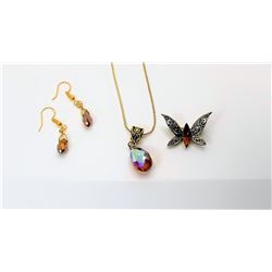 23)  SUITE OF GOLD TONE AND AMBER