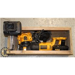 DEWALT 18 VOLT SET SAWSALL LIGHT BATTERY & CHARGER