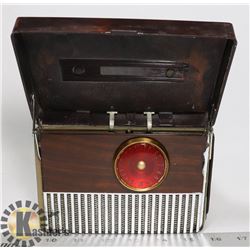 1940S RCA PORTABLE TUBE RADIO RED
