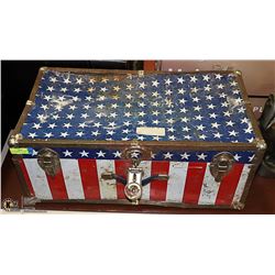 VINTAGE AMERICAN STARS & STRIPES METAL SUITCASE