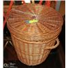 Image 1 : LOT OF 2 WICKER BASKETS