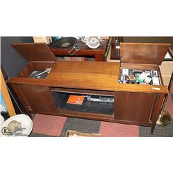 VINTAGE WOOD CONSOLE STEREO CABINET.