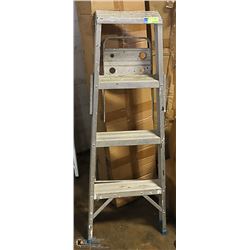 ALUMINUM 4' LADDER. TOOLS