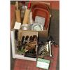 Image 1 : BOX OF VINTAGE ESTATE KITCHEN ITEMS