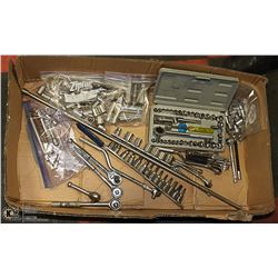 LARGE FLAT WITH 3/8" AND 1/4"-SOCKET AND