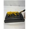 Image 2 : 2 Desktop Executive Pieces, Finning Tractor Pen Holder And Caterpillar Dump Truck