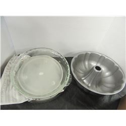 ESTATE:  BOX OF GLASS PIE PLATES, BAKING DISHES, BUNDT CAKE PAN, ETC