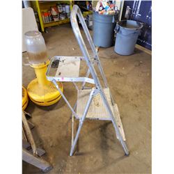 2 FOOT ALUMINUM STEP LADDER