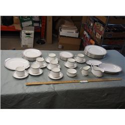 Paragon by Appointment to H.M The Queen China Potters Dish Set 45 Pieces (8 Place Setting)