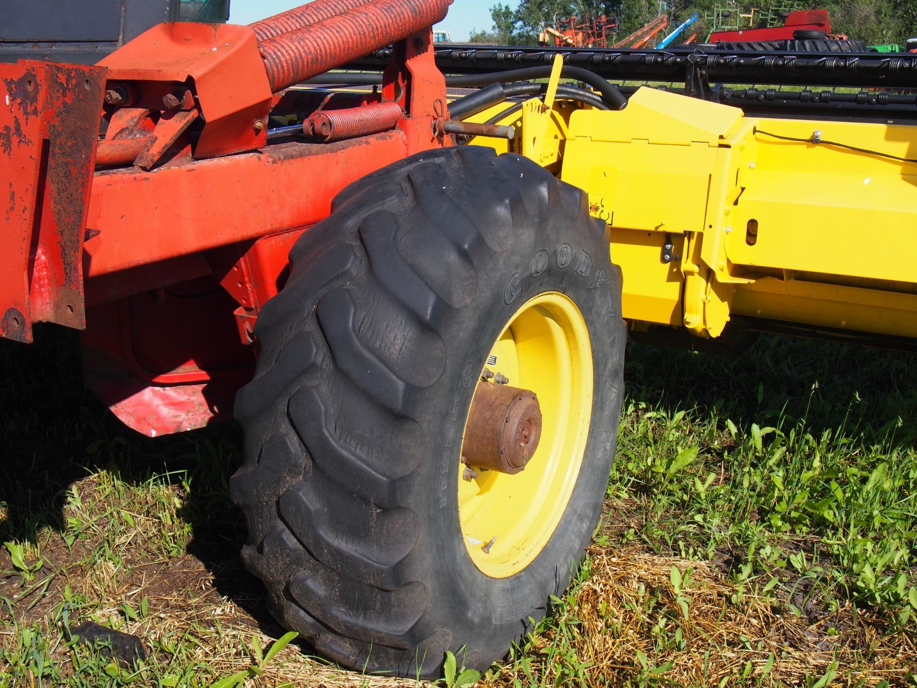 New Holland 2550 Self Propelled Haybine w/2014 18 ft Header
