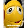 Image 1 : M&M's figure yellow