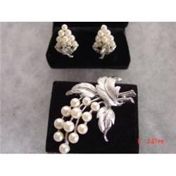 Estate 3 piece Trifari Pearl Brooch Earrings #1086783