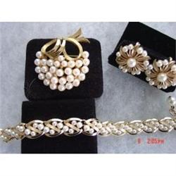 Estate Trifari Pearl Parure  Necklace Brooch #1086786
