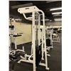 Image 2 : WHITE LIFE FITNESS STRENGTH LATERAL PULL DOWN EXERCISE MACHINE, KNEE PAD MISSING