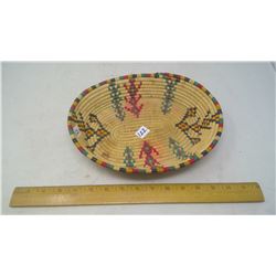 1960 OREGON U.S.A. NATIVE COIL BASKET WITH HUMAN FIGURINES