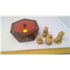Image 1 : 1970 JAPAN OCTAGONAL GRAVITY LIDDED LAEQUERWARE BOX WITH 4 NETSUKE HARDWOOD MICE