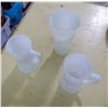 Image 1 : 3 PIECE MILK GLASS