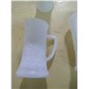 Image 3 : 3 PIECE MILK GLASS