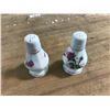 Image 1 : FLOWERS ON WHITE SALT + PEPPER