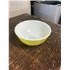 Image 2 : LARGE YELLOW PYREX BOWL