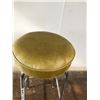 Image 2 : YELLOW STOOL