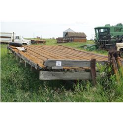 Flat deck wagon with hydraulic cylinder hoist
