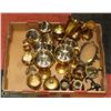 Image 1 : FLAT OF ASSORTED BRASS ITEMS
