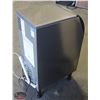 Image 2 : NEVER-BEEN-USED SCOTSMAN ICEMAKER BIN-CUBE STYLE