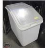 Image 1 : RUBBERMAID LARGE INGREDIENT BIN W/ LID & SCOOP