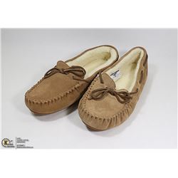 EDDIE BAUER  WOMEN'S SUEDE SHOE SZ 10