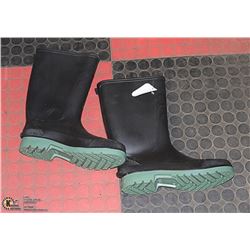 NEW MEN'S SIZE 10 RUBBER BOOTS.  MADE IN CANADA