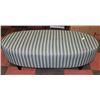 Image 1 : A LARGE OTTOMAN 61" LONG