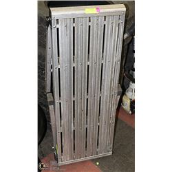 MAXIMUM 150KG SINGLE STEP LADDER