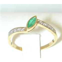 165 18K Gold Ring w/Emerald/Diamond