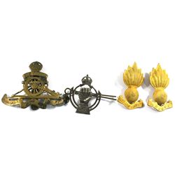 Estate Lot of Various Canadian WWII Cap Badges - 2x 'Ubique' brass badges, RCAC badge & larger worn