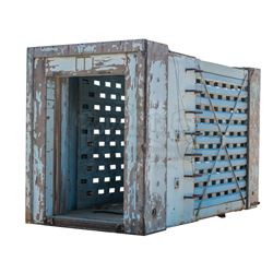 Lot #428 - JURASSIC PARK (1993) - Full-Size Velociraptor Cage