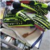 Image 2 : 2 PAIRS OF RAZORBACK XL GLOVES AND PAIR OF LEATHER WORK GLOVES