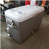 Image 2 : ROLLING RUBBERMAID COOLER