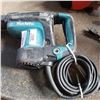 Image 2 : MAKITA  AVT HAMMER DRILL - WORKING